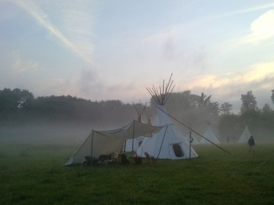 Indianerzelte - sogenannte Tipis - auf einer Waldlichtung (Foto: Verein Tipi Pfade e.V.)