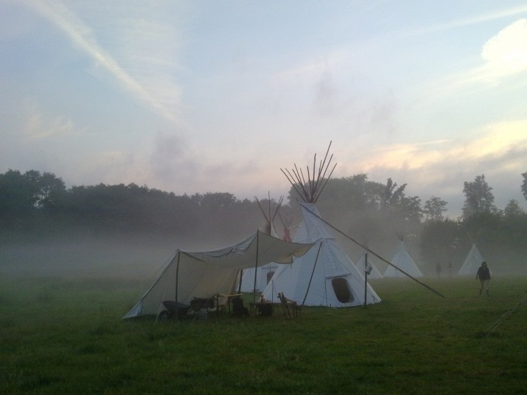 Indianerzelte - sogenannte Tipis - auf einer Waldlichtung (Foto: Verein Tipi Pfade e.V.)