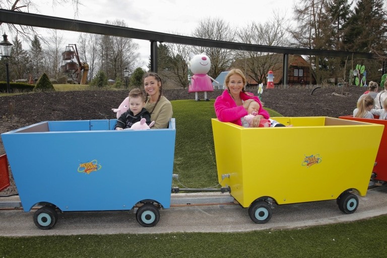 Sängerin Sarah Lombardi und Schauspielerin Caroline Beil testen mit ihren Kids das neue Peppa Pig Land im Heide Park Resort. Foto: Heide Park Resort / André Mischke
