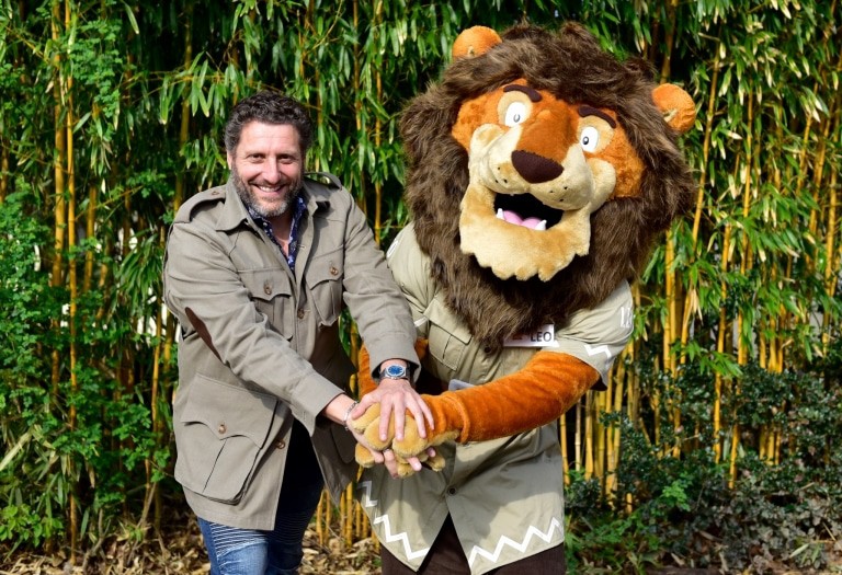 Feiern Jubiläum: Fabrizio Sepe und Löwe Leo Foto: Serengeti-Park Hodenhagen