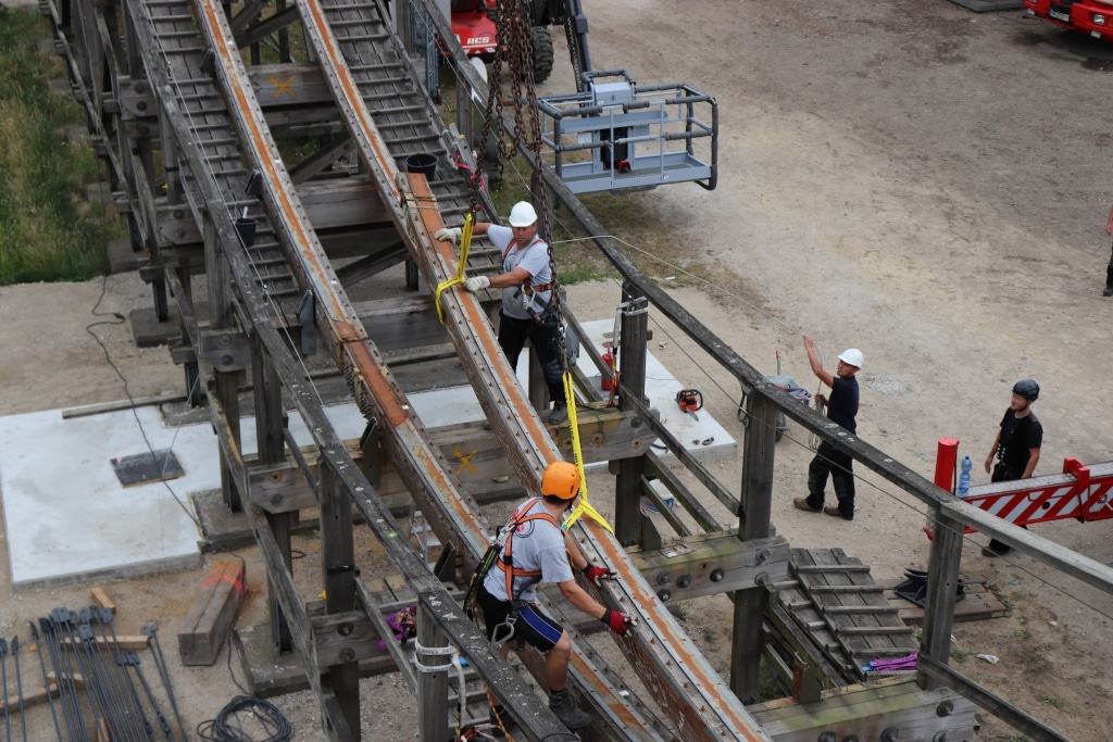 Die erste Schiene wird entfernt. Foto: Heide Park Resort, 2018