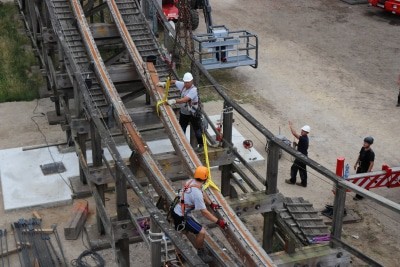 Die erste Schiene wird entfernt. Foto: Heide Park Resort, 2018