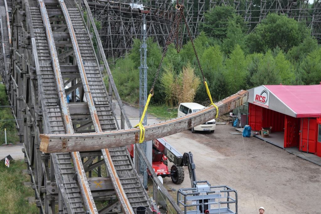 Colossos-Schiene am Kranhaken. Foto: Heide Park Resort, 2018