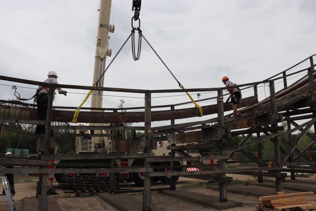 Die zweite Schiene wird abgebaut. Foto: Heide Park Resort, 2018