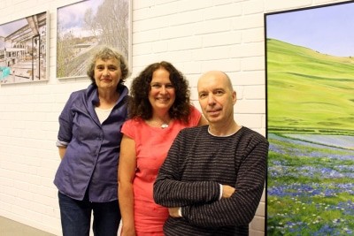 Regine Tarara, Astrid André und Martin Bäuml (v. l.) freuen sich auf die Eröffnung ihrer gemeinsamen Ausstellung „Malerei und Fotografie“ im Museum Lüneburg Foto: Museum Lüneburg