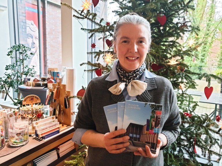 Das Museum Lüneburg als Buch: Museumsmitarbeiterin Angela Becker präsentiert die Erstauflage des Führers im Museumsshop