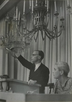 Hans W. Lange als Auktionator, Mitte 1939 Foto: Bomann-Museum, Celle