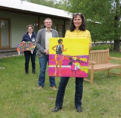 Roswitha Lippeck gewinnt den Jurypreis: Helko Riedinger (mitte) vom Hotel Camp Reinsehlen übergibt den Preis (v.v. Roswitha Lippeck, Helko Riedinger vom Hotel Camp, Hanna Fenske)
