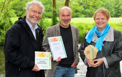 Staatssekretärin Almut Kottwitz (rechts) zeichnete Karsten Borggräfe (Mitte) und Dr. Oskar Kölsch von der Aktion Fischotterschutz für das Projekt das „Blaue Metropolnetz“ aus.
