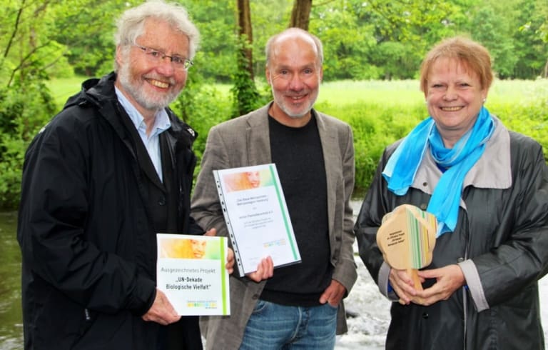 Staatssekretärin Almut Kottwitz (rechts) zeichnete Karsten Borggräfe (Mitte) und Dr. Oskar Kölsch von der Aktion Fischotterschutz für das Projekt das „Blaue Metropolnetz“ aus.