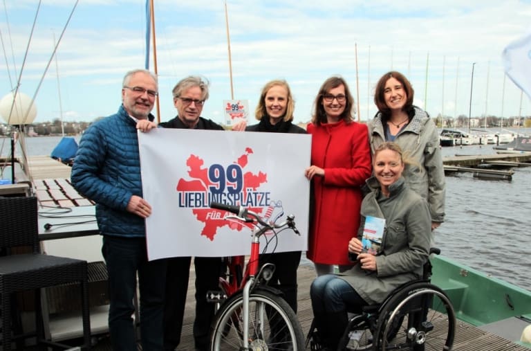 Foto: © Metropolregion Hamburg, v.l.n.r.: Jens Kowald, Geschäftsführer Flusslandschaft Elbe GmbH, Tourismusmarketinggesellschaft (stellvertretend) Uwe Meinke, Vorsitzender des Fördervereins Radfahren in Mecklenburg-Vorpommern e.V. Irina Schafetter, Hamburg Tourismus GmbH Martina Hartmann, Projektkoordinatorin bei der Hamburg Marketing GmbH Tanja Blätter, Projektkoordinatorin und Referentin für Tourismus der Metropolregion Hamburg Kirsten Bruhn, mehrfache Paralympic-Gewinnerin aus Neumünster – sie zählt zu den schnellsten Handicap-Schwimmerinnen der Welt