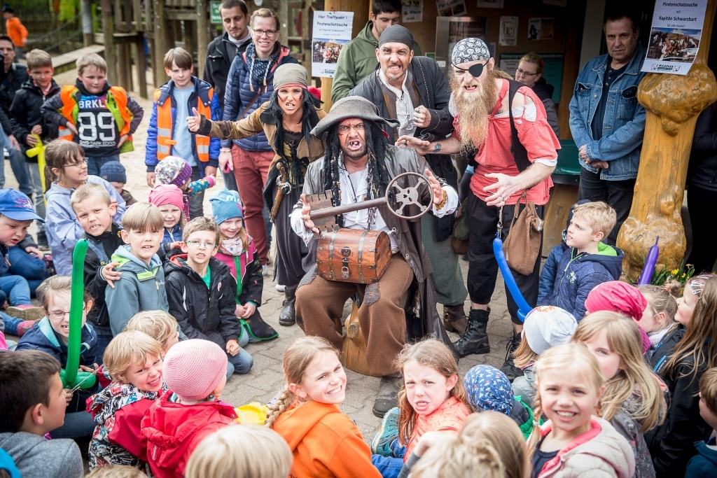 Kapitän Schwarzbart, Lispel Lise, Smutjen Sven und Plünder Pepe haben mit den Kindern den Goldschatz gefunden und lassen ihn sich nicht wieder nehmen. Foto: Thomas Ix