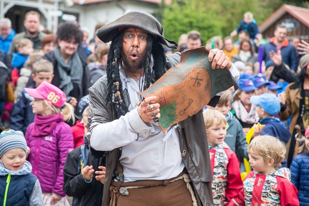 Kapitän Schwarzbart führt seine Mannschaft mit der Karte zum Goldschatz. Foto: Thomas Ix