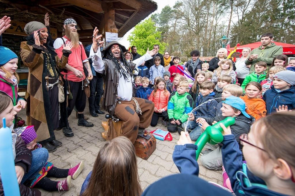 Kapitän Schwarzbart und seine Mannschaft haben mit Hilfe der Kinder den begehrten Goldschatz gefunden. Jetzt geht es ans Aufteilen der Beute. Foto: Wildpark/Thomas Ix