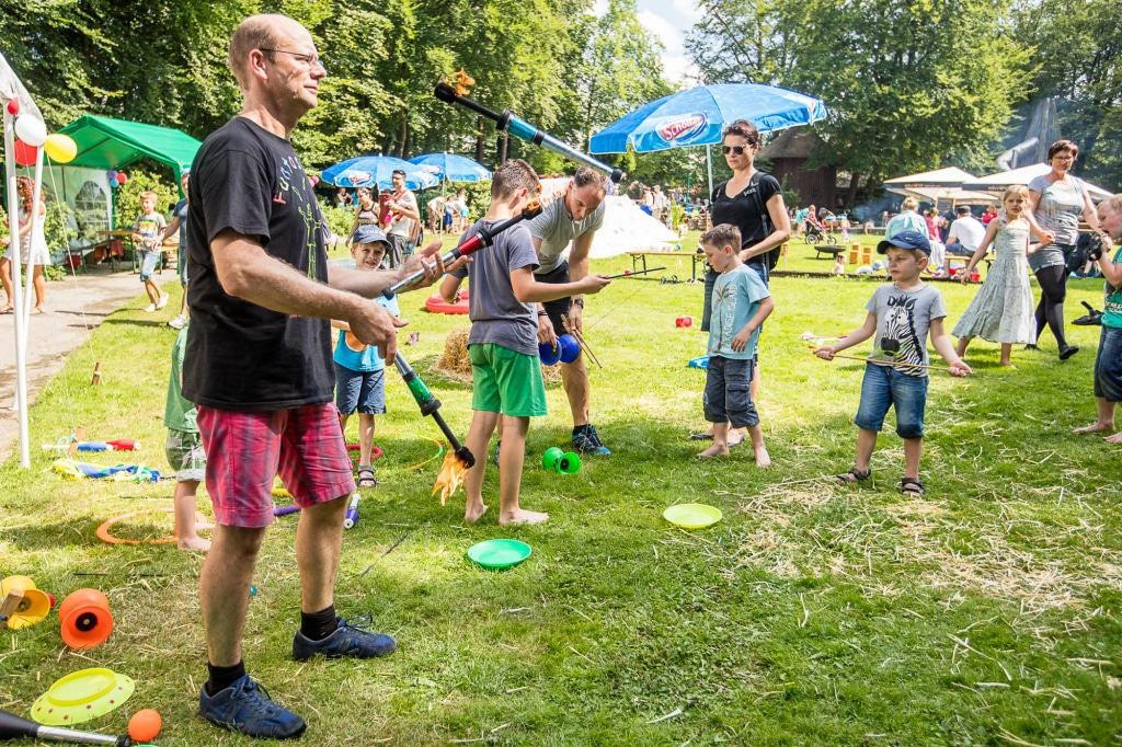 Wenn Sigi Müller vom Mitmachzirkus „Funtastikus“ seine Keulen durch die Luft wirbelt, geht es heiß her. Foto: Wildpark/Thomas Ix