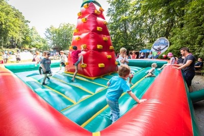 Eine Riesen-Hüpfburg darf auf keinem Sommerfest fehlen. Foto: Wildpark/Thomas Ix
