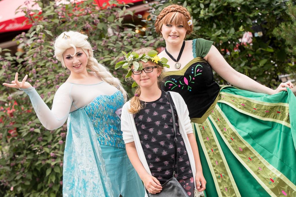 Den Prinzessinnen „Anna“ und „Elsa“ aus dem Disney-Film "Die Eisprinzessin“ wird im Wildpark Leben eingehaucht. Foto: Wildpark/Thomas Ix