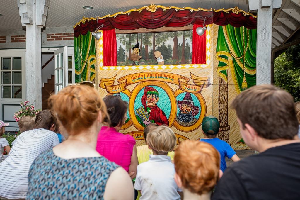 Wenn beim Lauenburger Puppentheater Wildpark-Maskottchen „Willi“ auf die Hexe triﬀt, ﬁebern alle kleinen und großen Zuschauer mit. Foto: Wildpark/Thomas Ix