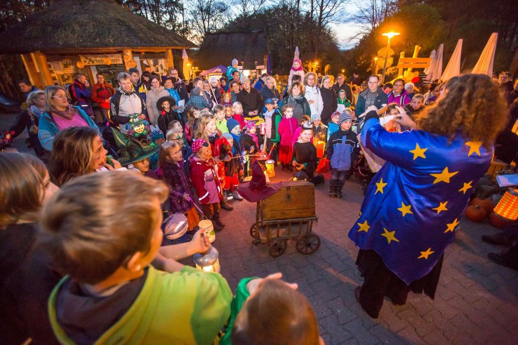 Zauberhexe Finsel verbreitet beim Halloween-Familienfest im Wildpark einen Hauch von Magie und stimmt die Kinder auf die Gruselwanderung durch den abendlichen Park ein. Foto: Wildpark/Thomas Ix