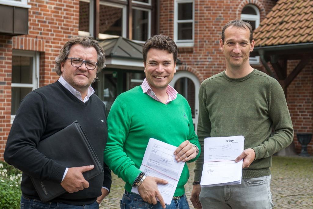 Architekt Jörg Kröger (von links) und Alexander Tietz  übergaben die  Bauanträge  an  Horst-Elert Stödter von der Samtgemeinde Hanstedt.