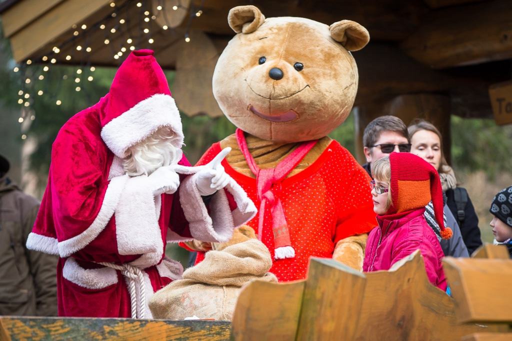 Der Weihnachtsmann und Willi Wildpark machen an Heiligabend gemeinsam Kinder glücklich. Foto: Wildpark/Thomas Ix