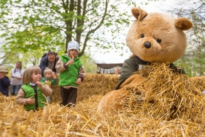 „Willi Wildpark“ hat seine Winterruhe beendet und hilft bei der Eiersuche im Osternest. Foto: Wildpark/Thomas Ix