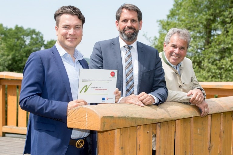 Niedersachsens Umweltminister Olaf Lies (Mitte) mit den geschäftsführenden Gesellschaftern der Weitblick-Tietz GmbH & Co. KG Alexander (links) und Norbert Tietz. Foto: Weitblick Projektrealisierung