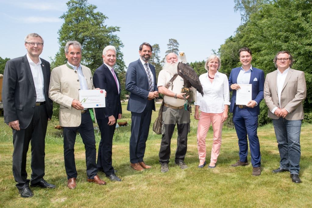 Gruppenbild mit Adler: Olaf Muus (von links), Norbert Tietz, Rainer  Rempe,  Minister  Olaf  Lies, Lothar Askani, Hilke Feddersen, Alexander Tietz und Jörg Kröger. Foto: Weitblick Projektrealsierung