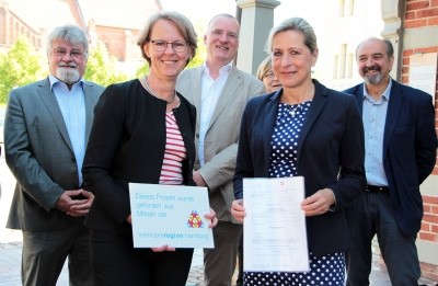 Monika Scherf, Landesbeauftragte für regionale Landesentwicklung Lüneburg überreicht den Bewilligungsbescheid an Dagmar Schulz vom Landkreis Lüchow-Dannenberg Foto: &copy; Metropolregion Hamburg