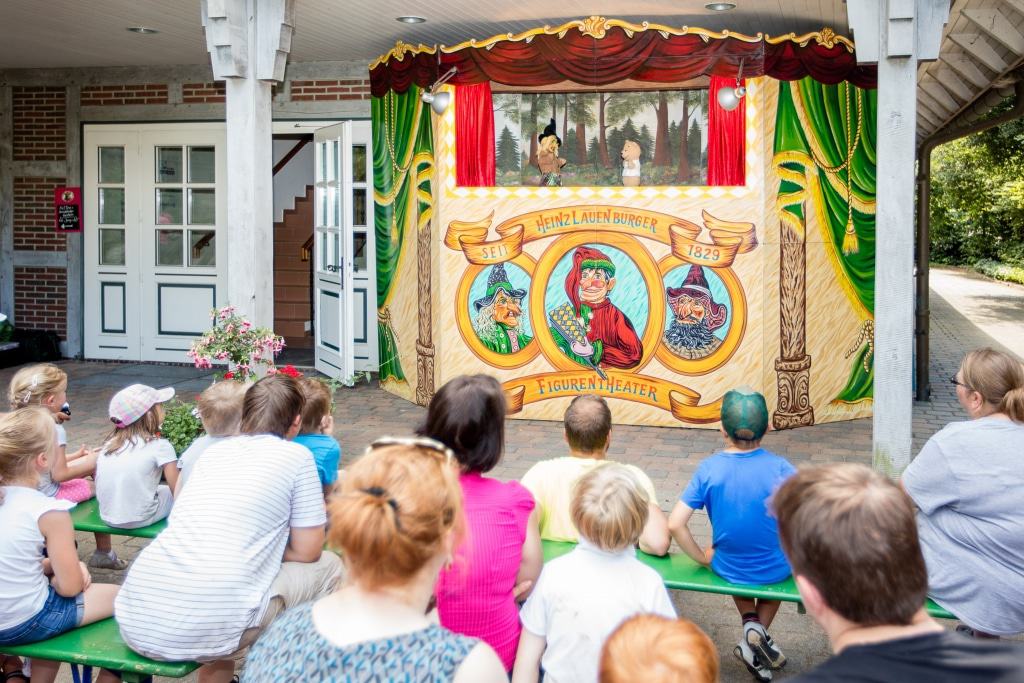 Das  Original Lauenburger Puppentheater ist auch in diesen Sommerferien wieder zu Gast im Wildpark.  Dreimal täglich gibt es Abenteuer mit Kasper, der Hexe, Räuber Hotzenplotz & Co. Foto: Wildpark/Thomas Ix