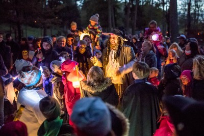 Kapitän Schwarzbart und seine Meute nehmen die Kinder im Wildpark mit auf eine spannende Halloween-Gruselwanderung. Foto: Wildpark/Thomas Ix