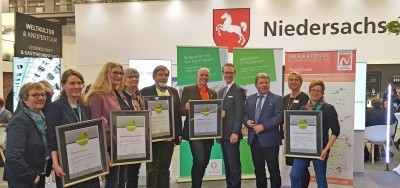 Ute Dicks (Geschäftsführerin Deutscher Wanderverband), Liane Jordan (Projektleiterin Qualitätswege DWV), Alinda van der Vooren-Tralau (Verkehrsverein Zevener Geest e.V. ), Erika Jaschinski (Infobüro der Börde Sittensen), Boris Micic (Präsident Europäische Wandervereinigung), Udo Fischer (Touristikverband Landkreis Rotenburg (Wümme)), Wirtschaftsstaatssekretär Dr. Berend Lindner, Aloys Stepphuhn (Vorstand DWV), Meike Zumbrock (Geschäftsführerin TourismusMarketing Niedersachsen GmbH), Petra Welz (Touristikverband Landkreis Rotenburg (Wümme) &copy; Touristikverband Landkreis Rotenburg