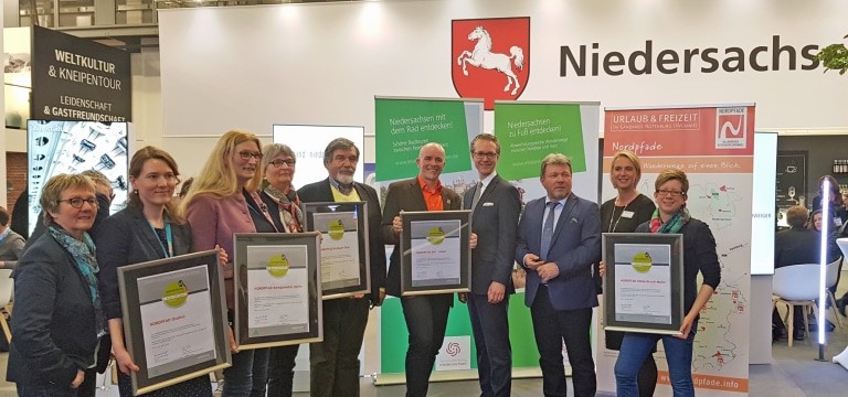 Ute Dicks (Geschäftsführerin Deutscher Wanderverband), Liane Jordan (Projektleiterin Qualitätswege DWV), Alinda van der Vooren-Tralau (Verkehrsverein Zevener Geest e.V. ), Erika Jaschinski (Infobüro der Börde Sittensen), Boris Micic (Präsident Europäische Wandervereinigung), Udo Fischer (Touristikverband Landkreis Rotenburg (Wümme)), Wirtschaftsstaatssekretär Dr. Berend Lindner, Aloys Stepphuhn (Vorstand DWV), Meike Zumbrock (Geschäftsführerin TourismusMarketing Niedersachsen GmbH), Petra Welz (Touristikverband Landkreis Rotenburg (Wümme) © Touristikverband Landkreis Rotenburg