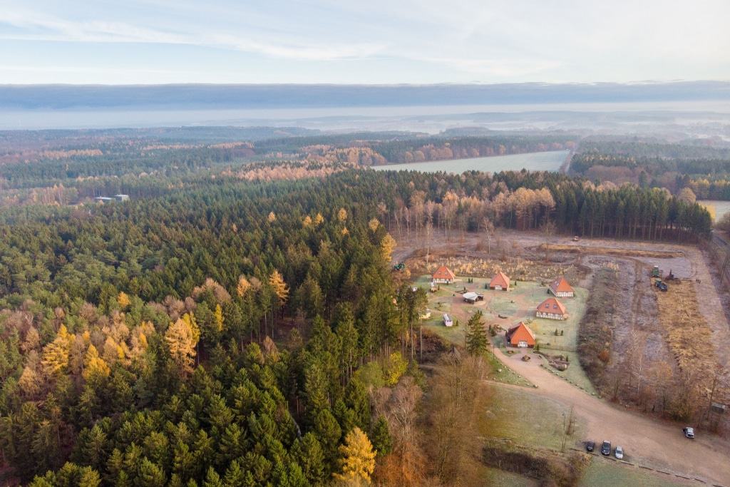 Inmitten dieses Bildes hinter dem Schäferdorf wird Ende des Jahres der 40 Meter hohe Aussichtsturm stehen - ein neues Wahrzeichen der Lüneburger Heide. Foto: Adrian Fohl