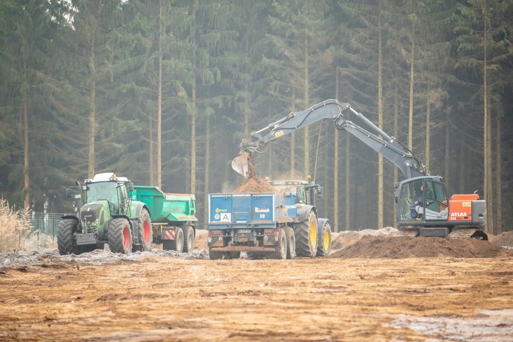 Die ersten vorbereitenden Arbeiten zum Bau des Baumwipfelpfades am Wildpark haben begonnen. Hier wird die Zuwegung für die Baufahrzeuge präpariert. Foto: Adrian Fohl