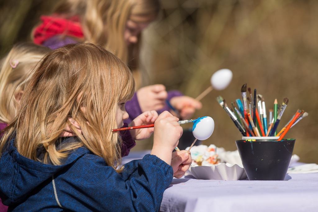 Beim Frühlingsfest gibt es viele Bastelaktionen für Kinder, die sich unter anderem aufs Eierbemalen freuen können. Foto: Wildpark/Thomas Ix