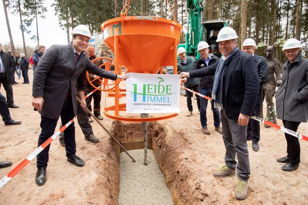 Beton: Marsch! In dem Bereich, wo der Grundstein in die Erde eingelassen wurde, wird später der Eingangsbereich des 40 Meter hohen Turms - einem neuen Wahrzeichen der Lüneburger Heide - sein. Foto: Adrian Fohl