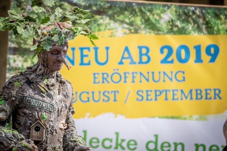 Walking Acts begleiteten die Grundsteinlegung für den Baumwipfelpfad, der Ende August / Anfang September eröﬀnet werden soll. Foto: Adrian Fohl