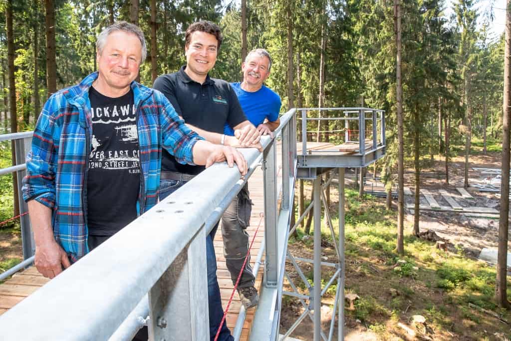 Alexander Tietz (Mitte), Gesellschafter der Weitblick Tietz GmbH, die den Baumwipfelpfad realisiert wird, eingerahmt von den Allgäuer Brüdern Helmut (links) und Harry Mühlbauer, die mit der Bauleitung betraut sind. Foto: Thomas Ix