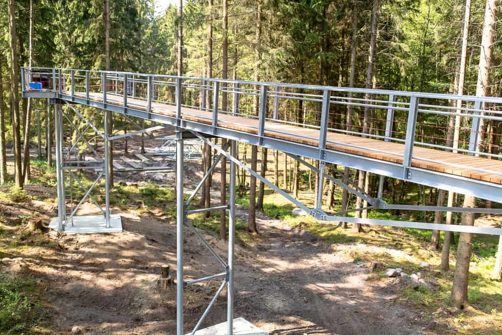 Der Einstieg in den Baumwipfelpfad mit der ersten Brücke steht bereits. Foto: Thomas Ix