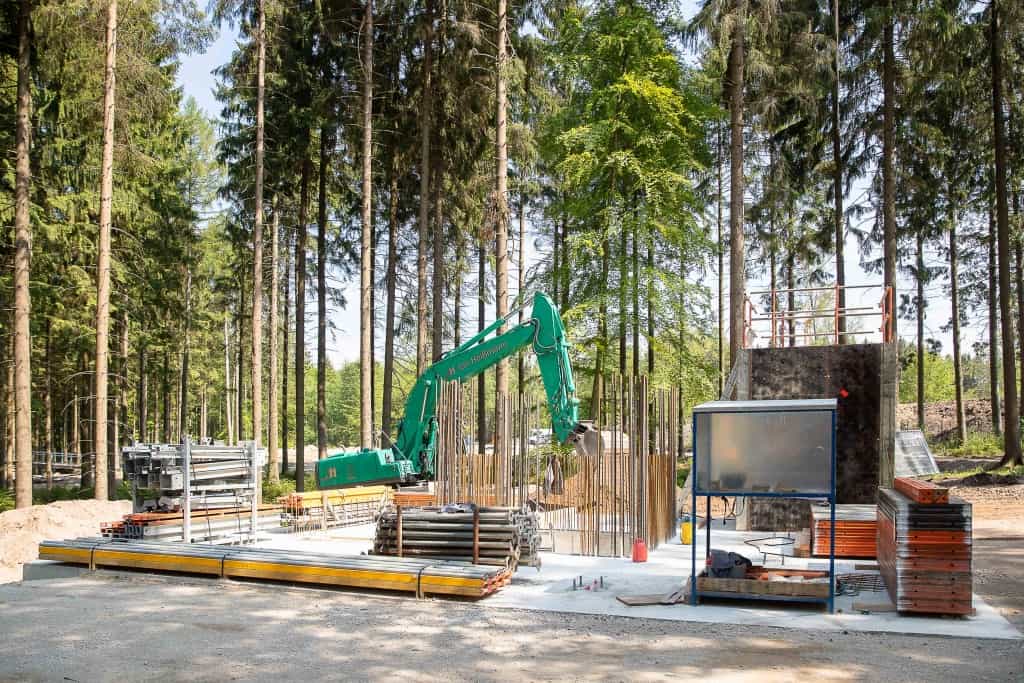 Das Fundament und der erste Bewehrungsstahl für den 40 Meter hohen Turm des Baumwipfelpfades stehen. Foto: Thomas Ix