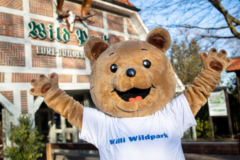 Maskottchen Willi Wildpark freut sich auf viele Besucher zum 55. Wildpark-Jubiläum.