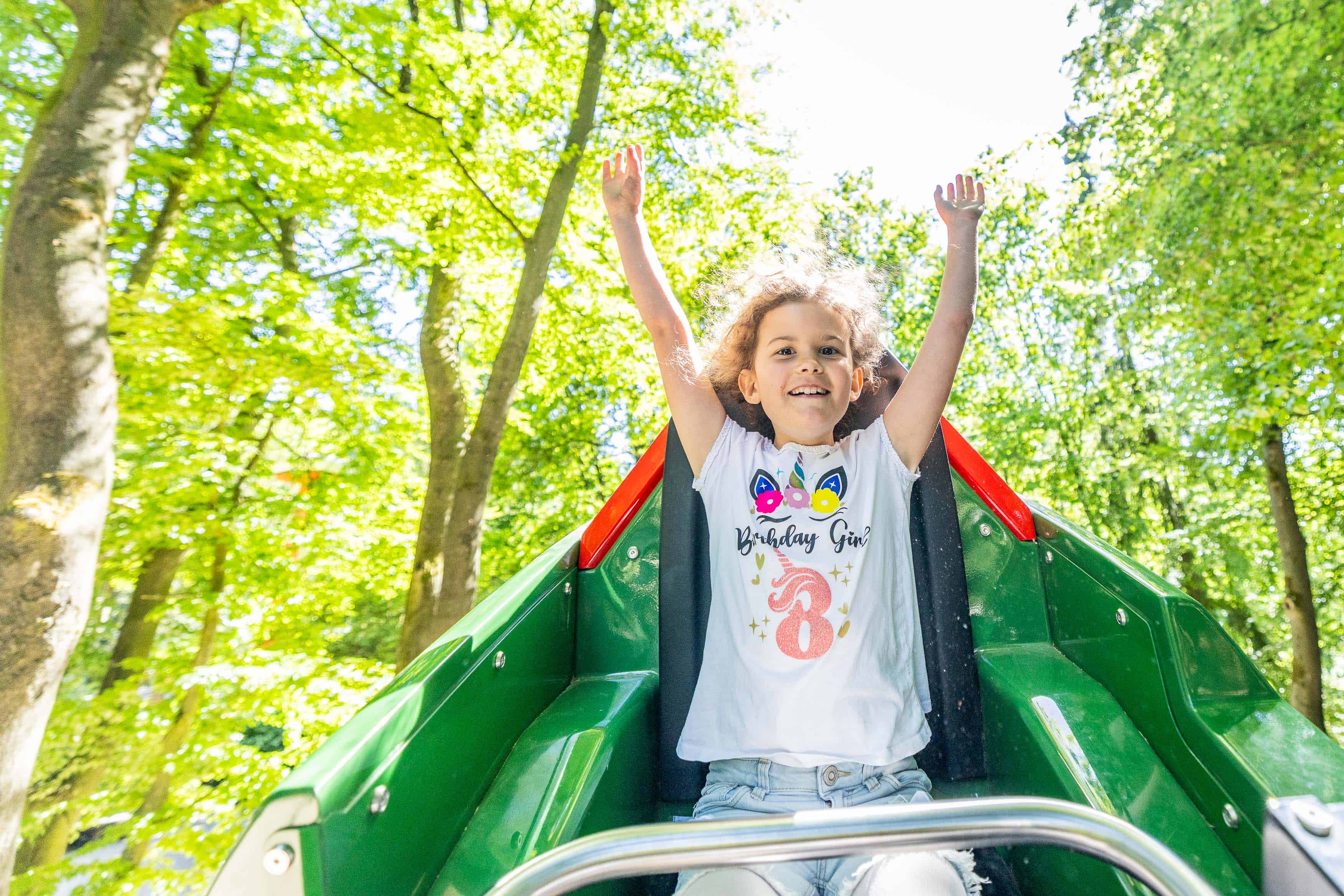 Besonders für Kinder ist der Wildpark ein tolles Erlebnis und schafft bleibende Erinnerungen. Pauline genießt die Fahrt in der neuen Attraktion „Butterfly“.