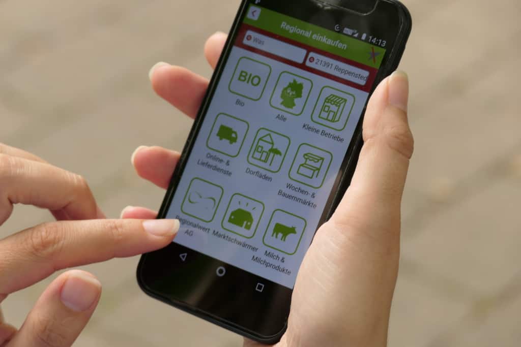 Mit der Regio App auf Ihrem Smartphone haben Sie die Hinweise zu kleinen Läden, kreativen Manufakturen, Hofläden oder schnuckeligen Cafés immer dabei. Eine Suche nach Postleitzahlen – und schon werden Sie fündig.
Foto: Naturpark Lüneburger Heide