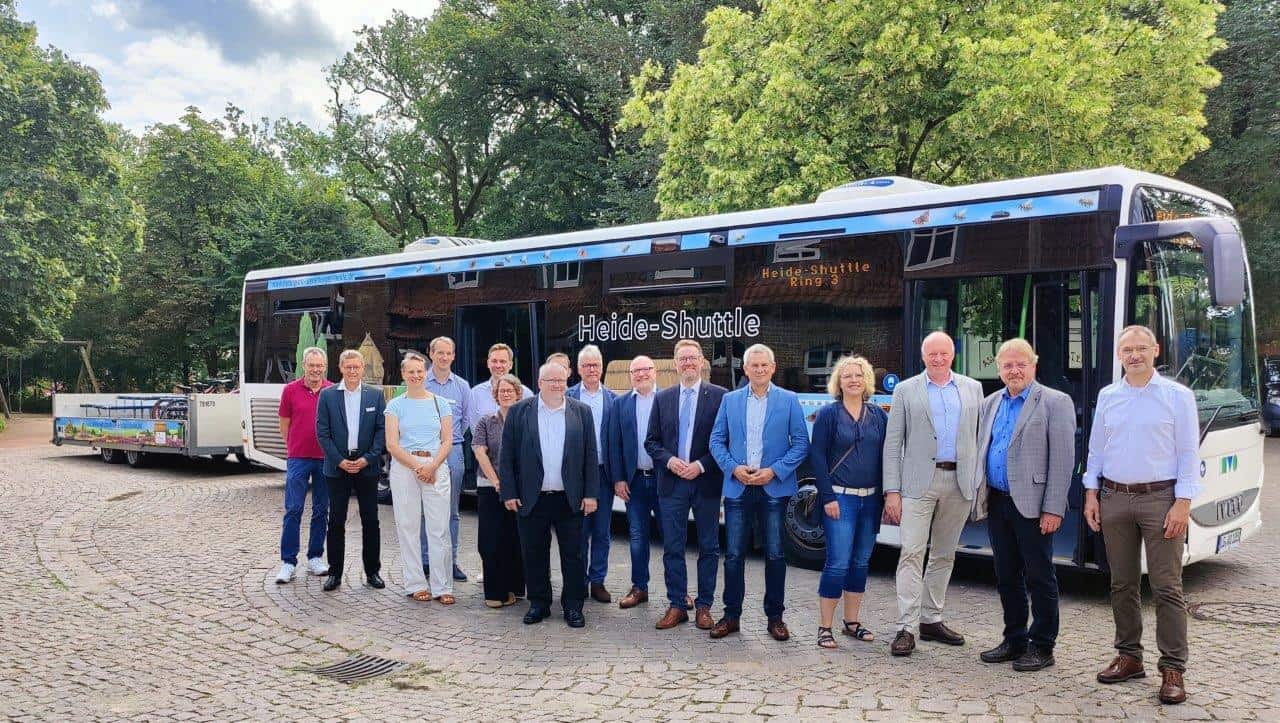 Heide Shuttle Kommunen: Vertreterinnen und Vertreter der NP Kommunen und Landkreise, die die Finanzierung des Angebotes sicherstellen. In der Mitte Erster Kreisrat Josef Nießen und Erster Kreisrat Oliver Schulze