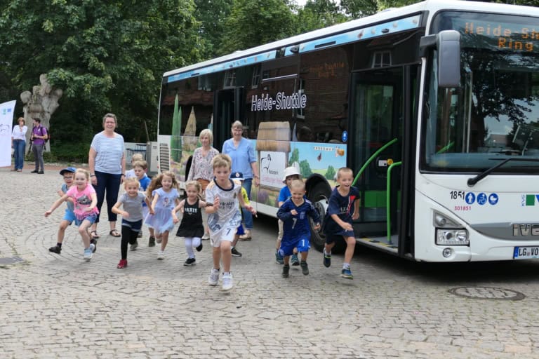 Naturpark-Kita-Gruppe erobert den Heide-Shuttle Foto: Naturpark Lüneburger Heide