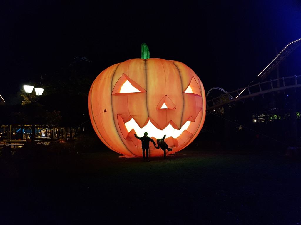 Halloween im Heide Park:Kinder vor dem großen Kürbis Foto: Heide Park Resort 2016