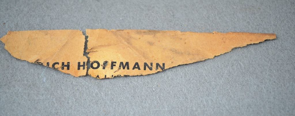 Rest eines Etiketts von Heinrich Hoffmann auf der Rückseite eines im Januar 1943 bei Hans W. Lange erworbenen Gemäldes Foto: Bomann-Museum, Celle