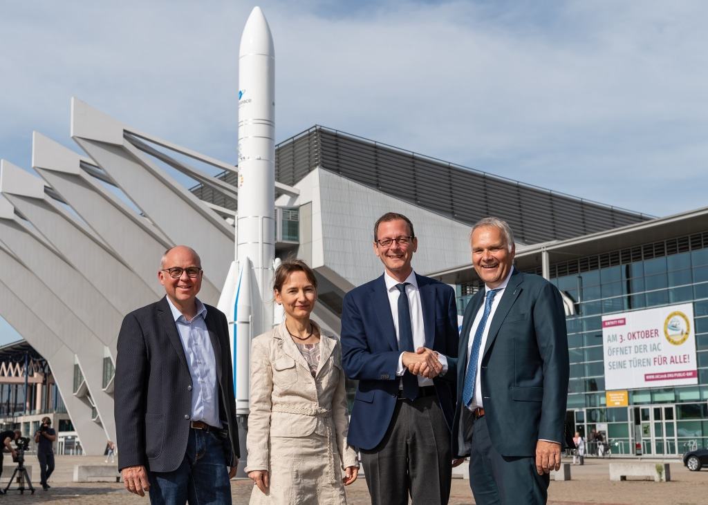 Peter von Kampen (ZARM), Kordula Grimm (Messe Bremen), Senator Martin Günthner und Jens Laßmann (ArianeGroup) freuen sich auf den internationalen Raumfahrtkongress und den Public Day am Mittwoch, 3. Oktober. Foto: MESSE BREMEN/Jan Rathke