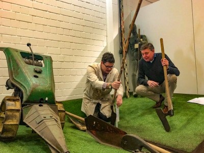 Restaurator Philipp Ramünke und Museumsleiter Dr. Ulrich Brohm mit dem Nachbau einer „Rieselwiese“ in der Ausstellungshalle des Museumsdorfes. Foto: Museumsdorf Hösseringen